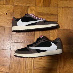 Nike Men’s Low-Top Sneakers in Black, Brown and White with Pink Laces